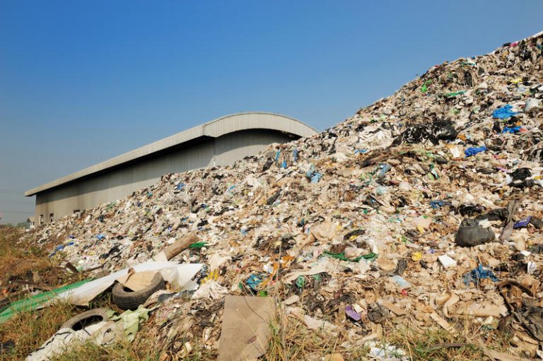 grand-problème-de-tas-de-déchets-de-pollution-37546665