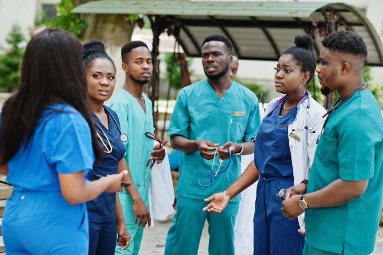 groupe-etudiants-medecine-africains-poses-plein-air_627829-13579