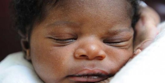 Crise génitale du nouveau-né : L’essentiel à savoir sur ce phénomène hormonal qui fait paniquer beaucoup de parents.