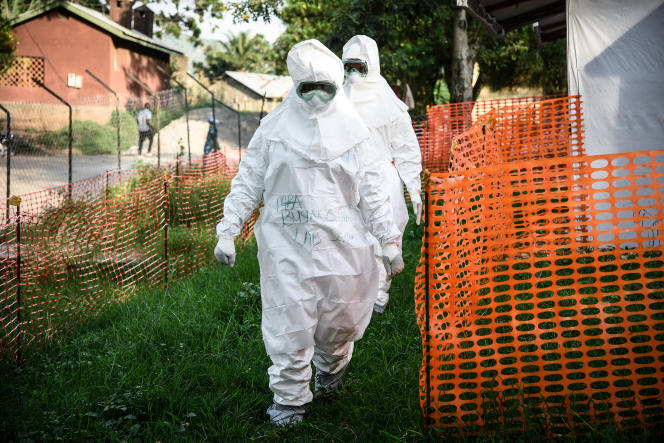 Medical staff of the Ebola Treatment Unit (ETU) work in Personal Protective Equipment (PPE) during their weekly rehearsal at the Bwera General Hospital in Bwera bordering with DRC, western Uganda, on December 12, 2018. - The second largest Ebola outbreak in Africa has strated in Democratic Republic of Congo causing 298 deaths since August 2018, according to the World Health Organization (WHO). (Photo by Isaac Kasamani / AFP)