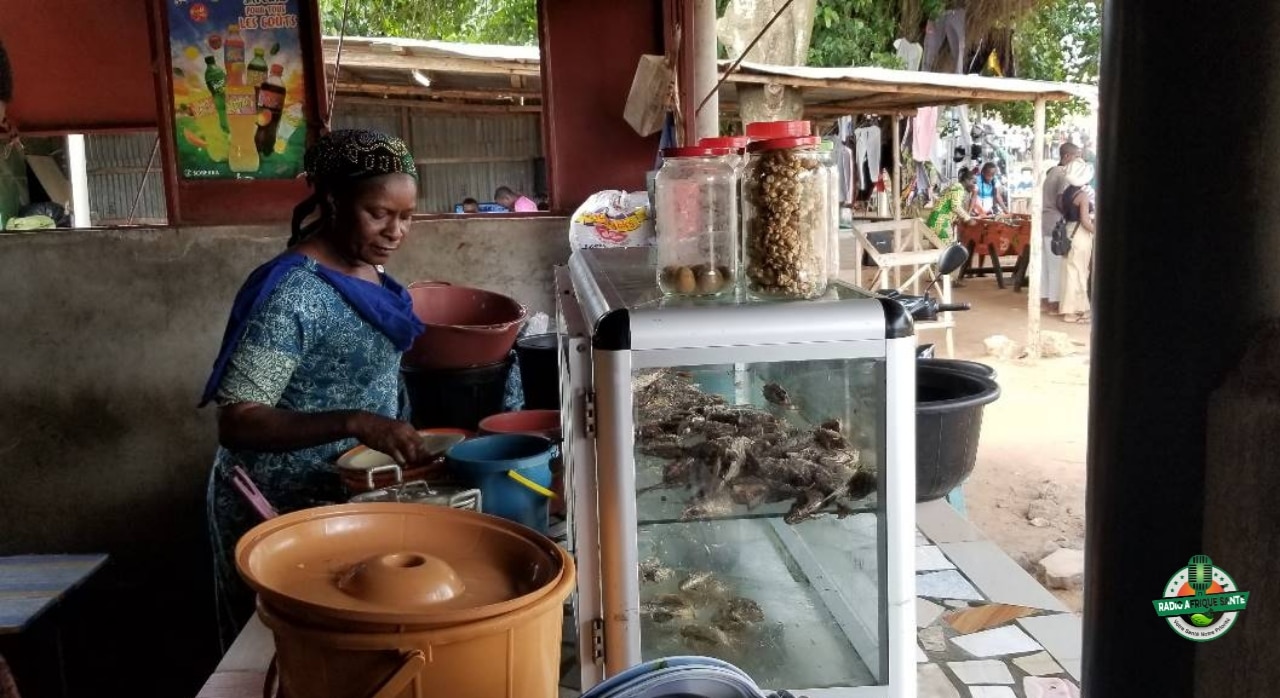 Journée internationale de la femme africaine : à la découverte d’une vendeuse du mets de ‘‘come’’ sur l’UAC