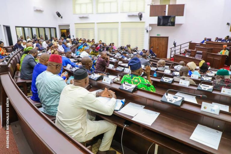 Image de l’article Éléments de réponse aux questions orales avec débats de l’honorable Dakpè SOSSOU sur la qualité des prestations au CNHU-HKM dans le cadre des réformes du système sanitaire au Bénin