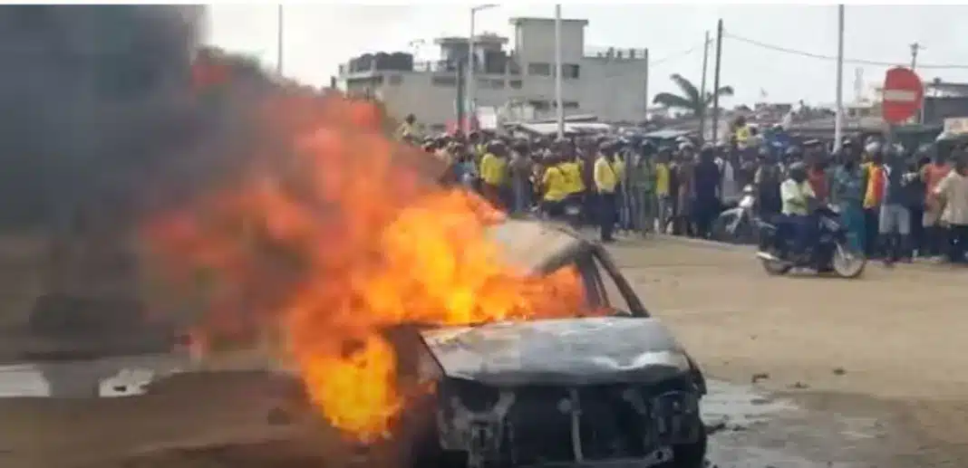 Bénin / sécurité routière : un véhicule prend feu au beau milieu d’un carrefour très animé d’Abomey Calavi