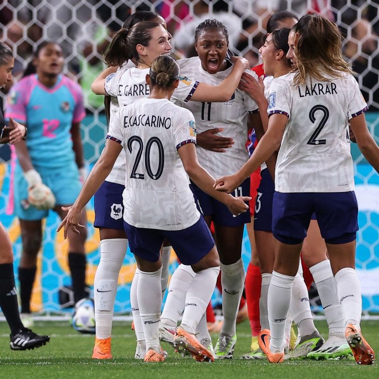 Image de l’article Éclatante victoire des Bleues : un festival de buts propulse la France en huitièmes du Mondial 2023 !