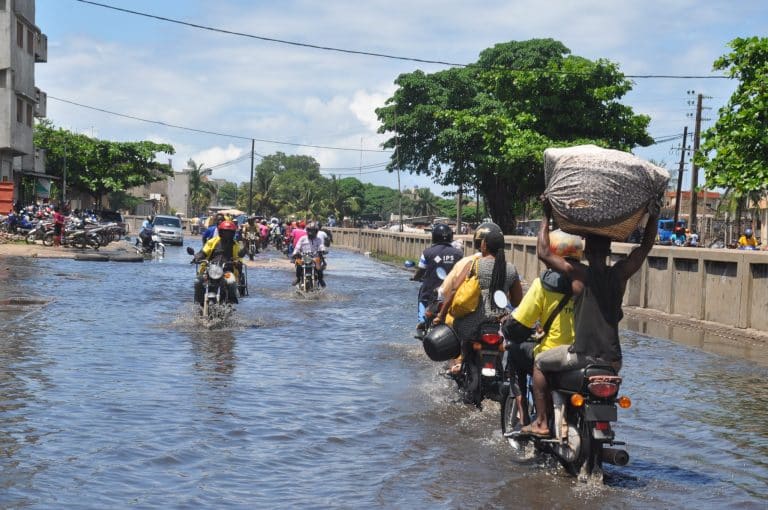 Image de l’article Inondation au Bénin : des routes, jamais inondées auparavant, sont cette année prises d’assaut par l’eau.