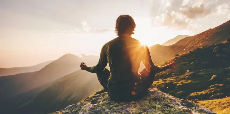 homme_en_train_de_mediter_respirer_dans_la_nature__3