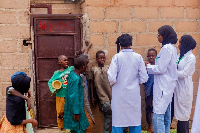 Des agents de santé interagissent avec des enfants à Gombe, au Nigéria, afin de promouvoir la sensibilisation communautaire en matière de santé.